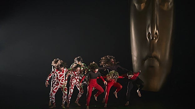 La dirección actoral y de movimientos es tan sutil que apenas se percibe