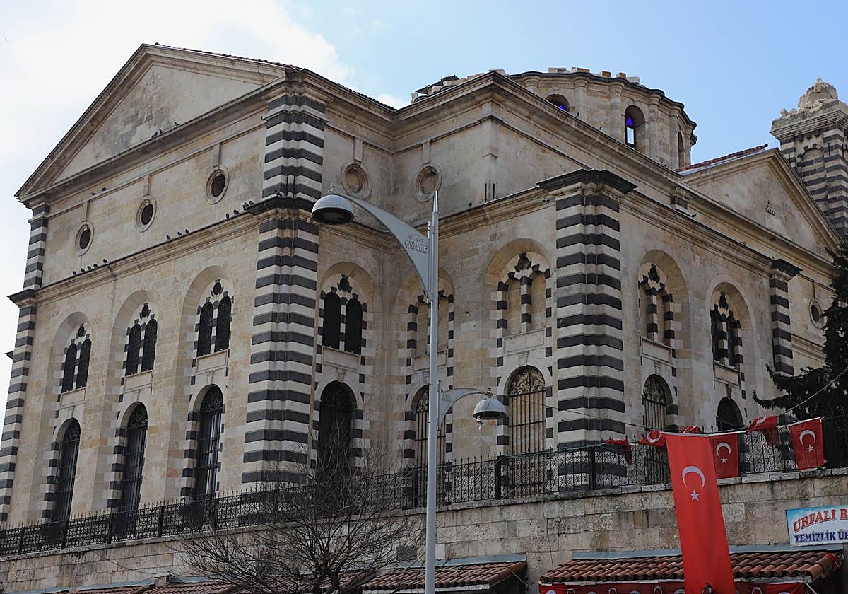La mezquita de Kurtulus perdió su cúpula y sus dos minaretes en el terremoto