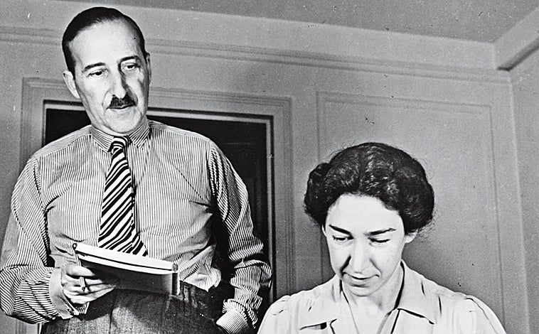 Imagen principal - Zweig, con su mujer, Lotte Altman, alrededor de 1940. Junto a Joseph Roth en 1936 en Ostende (Bélgica); y con su hermano Alfred en Viena (1900)