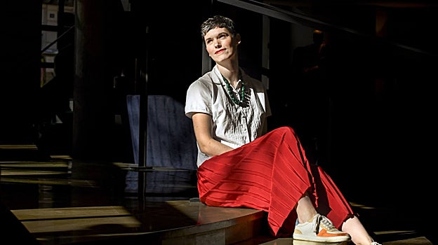 Kim Sherwood posa antes de la entrevista