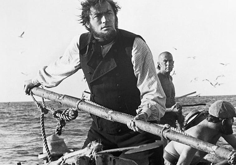 El capitán Achab es Gregory Peck, elección que algunos críticos han cuestionado porque resulta difícil ver en él un marino atormentado