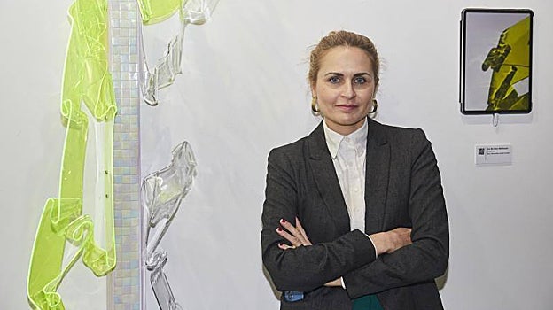 Iria Martínez, junto a su obra