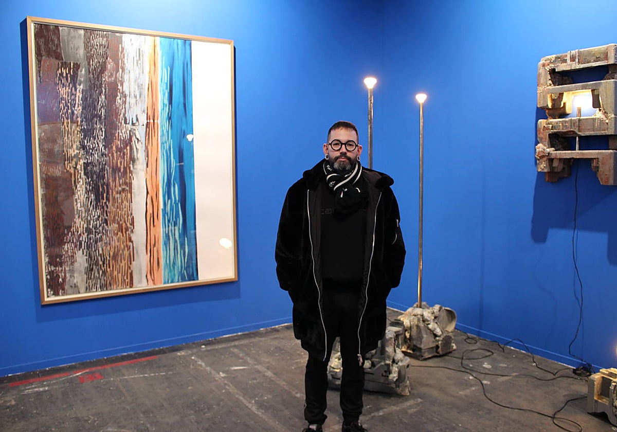 Ismael Chappaz, director artístico de House of Chappaz, posa junto a su estand en ARCOmadrid