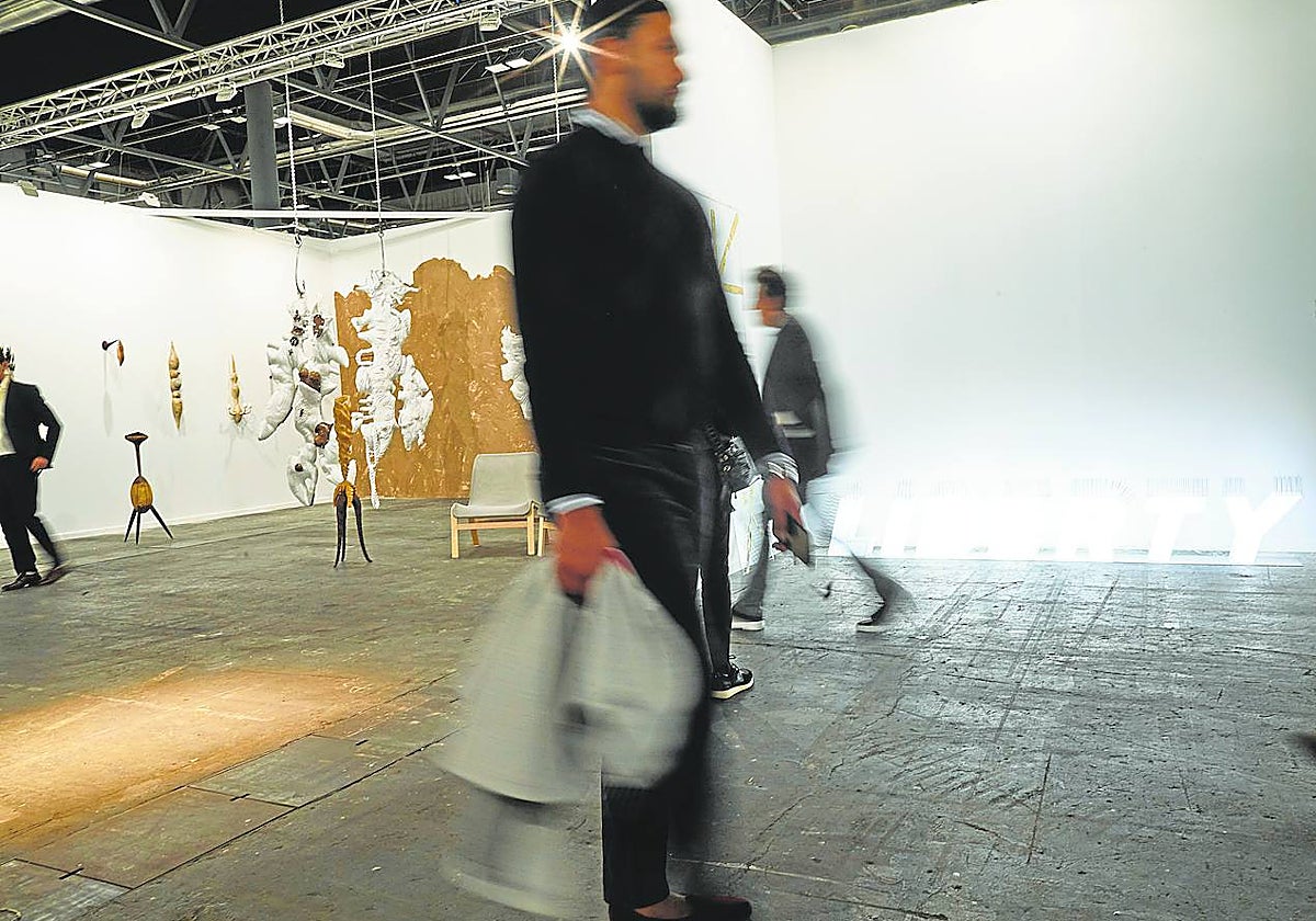 Un hombre pasa por delante del estand de Eugster || Belgrade