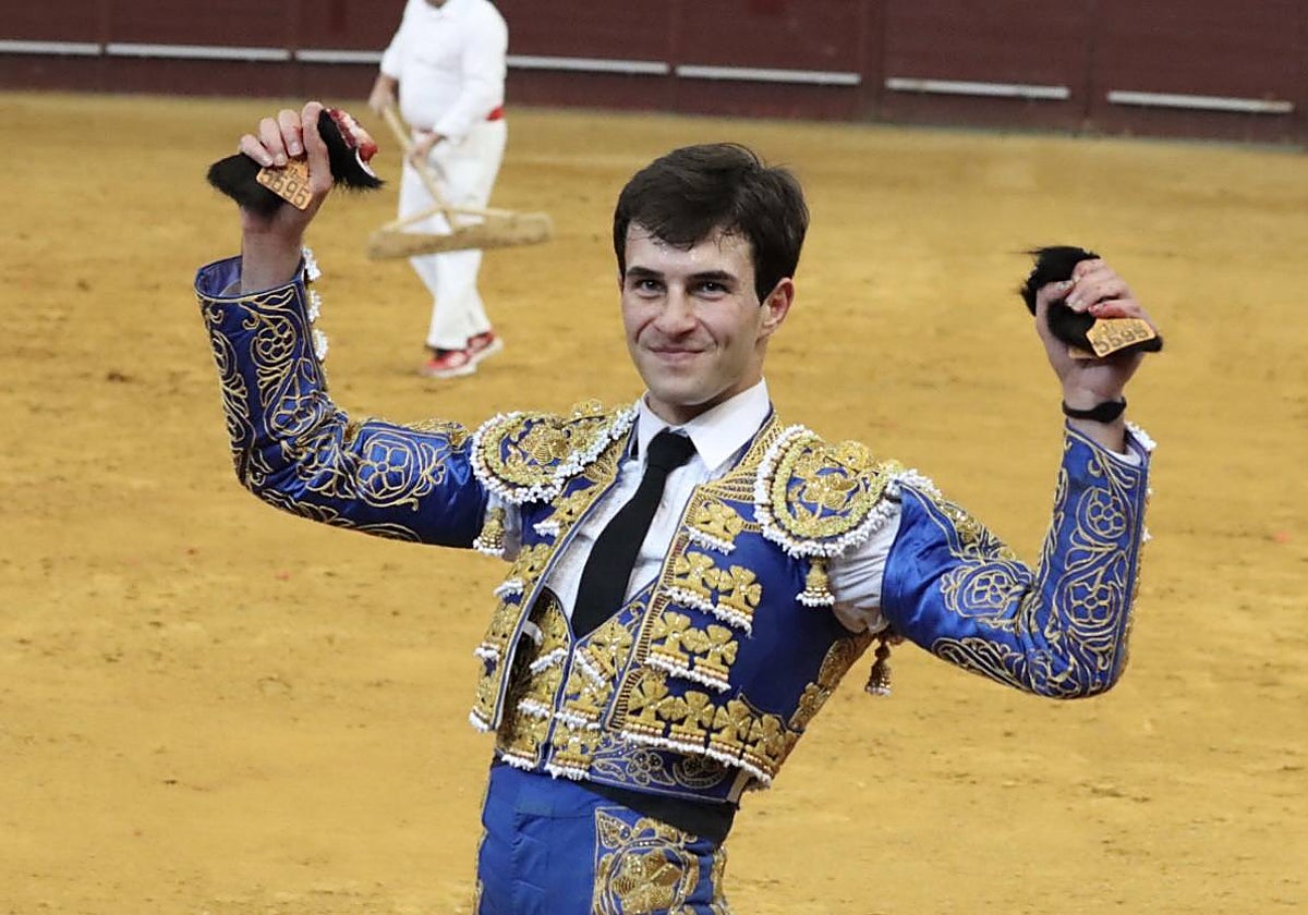 Samuel Navalón pasea las dos orejas del quinto