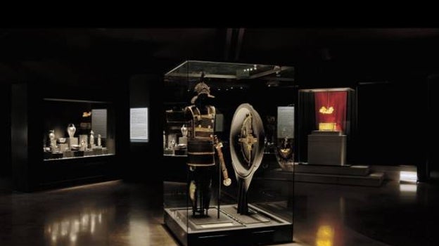 La coraza de Filipo II dentro de museo de las tumbas reales