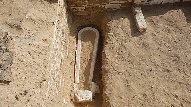 Sarcófago hallado bajo el pavimento de la tumba 52 de época romana