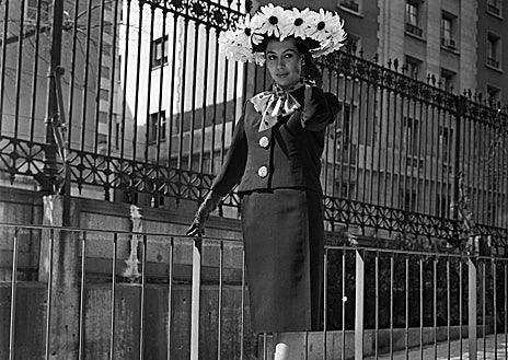 Imagen secundaria 1 - sArriba, Joana Bianés con su cámara. Sobre estas líneas, a la izquierda, Pilar Bardem, en su etapa de maniquí, con un modelo de los modistas Vargas 