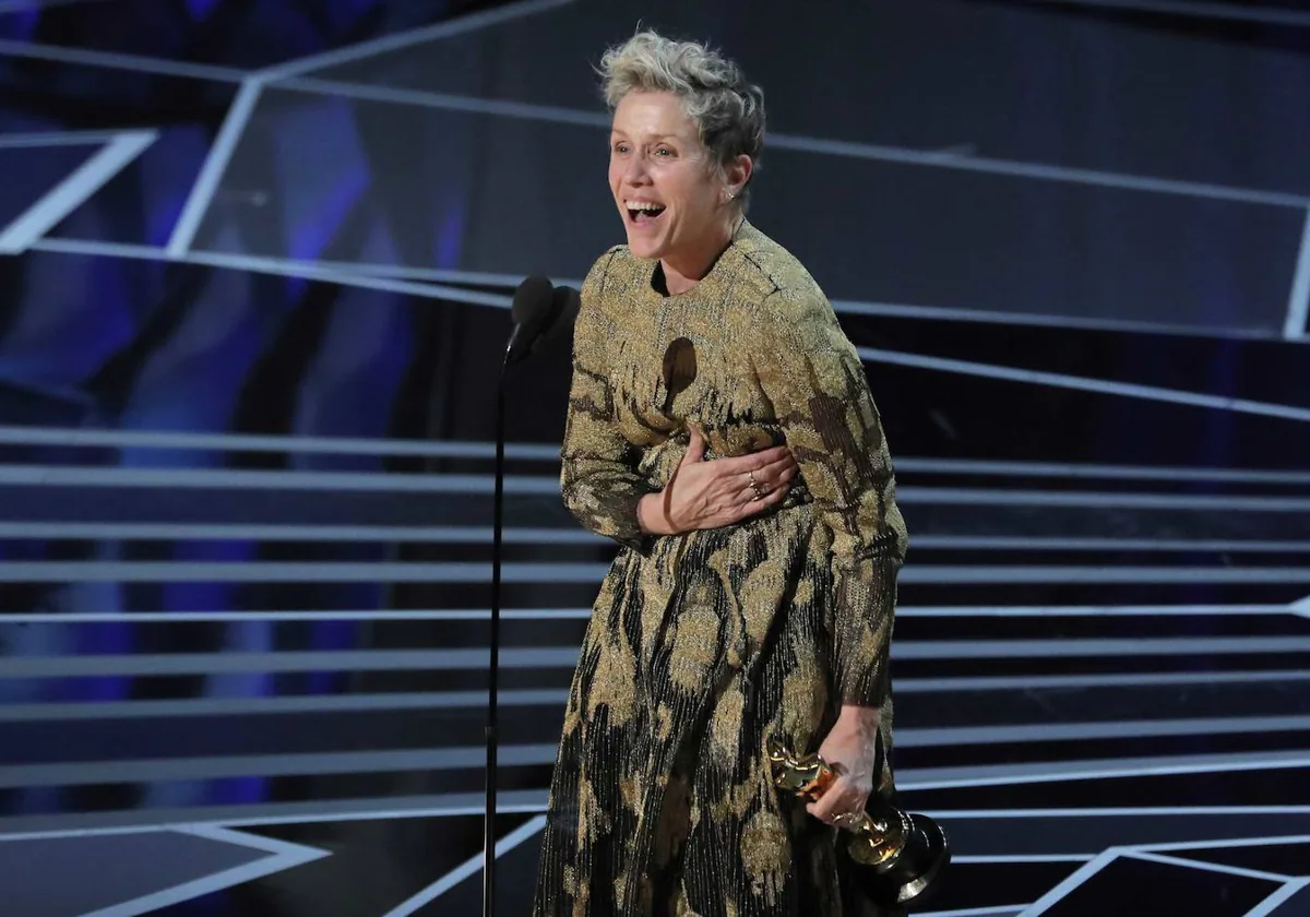 Frances McDormand posa con el Oscar a Mejor Actriz por 'Nomadland' en 2021