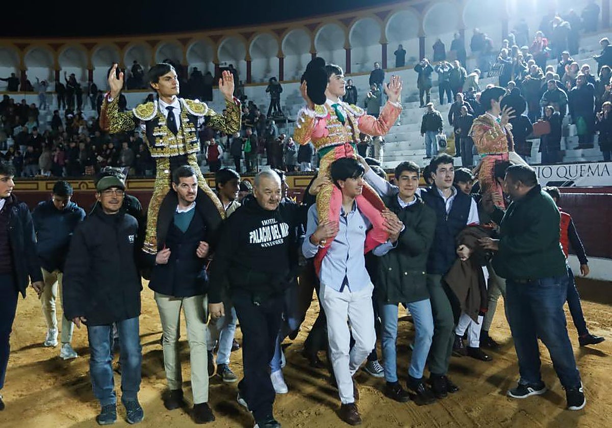 Carlos Domínguez, Tristán Barroso y Sergio Sánchez salen a hombros