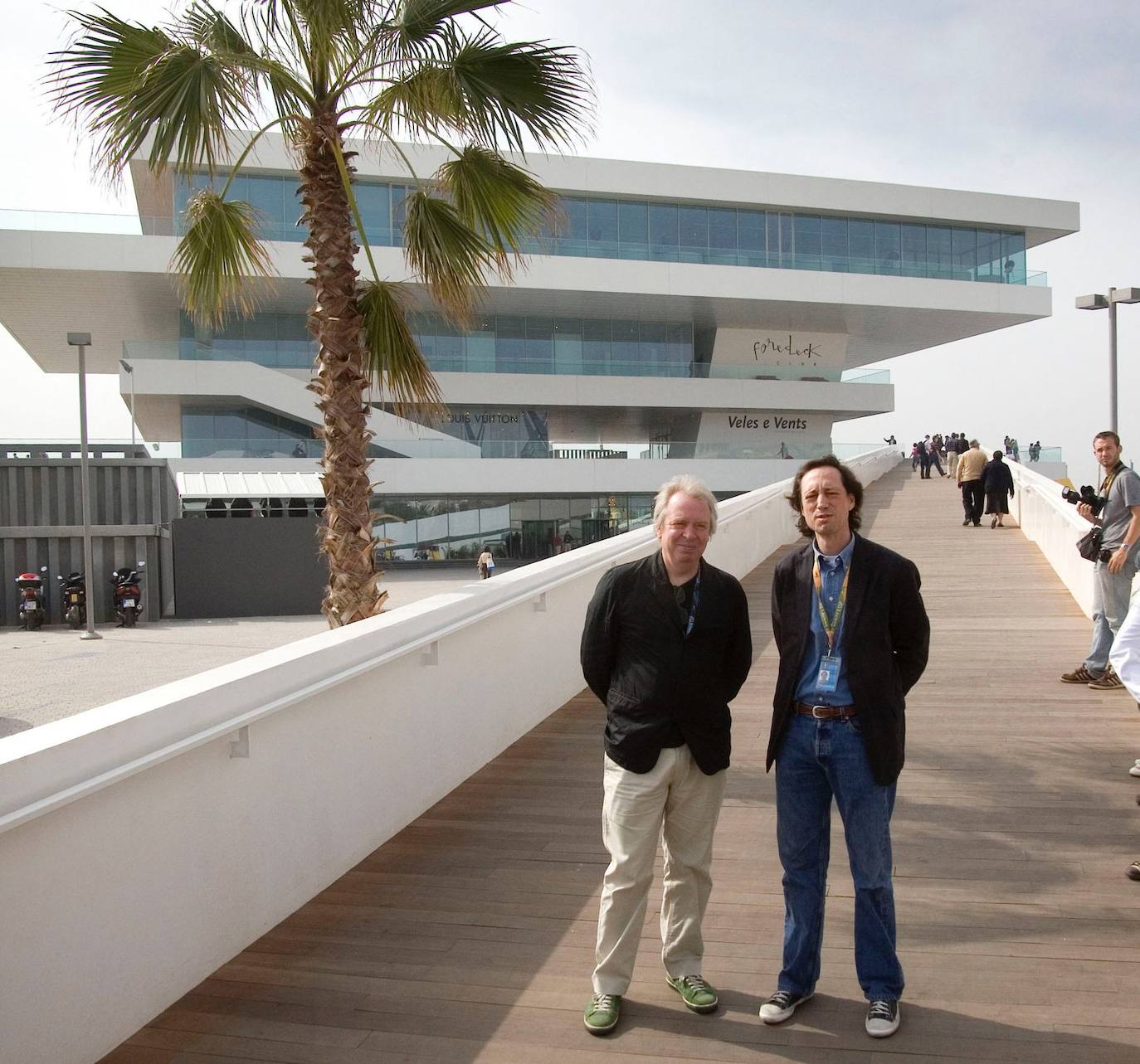Veles e Vents, Valencia, España, 2006. Construido en colaboración con el estudio Fermín Vázquez-b720 Arquitectos y construido en acero y placas metálicas en blanco, madera y resina, fue completado en un periodo de once meses. Cuatro niveles superpuestos y de diferentes dimensiones y amplios miradores en voladizo otorgaban sin estridencias singularidad a este edificio construido con motivo de la celebración de la Copa América en 2007.