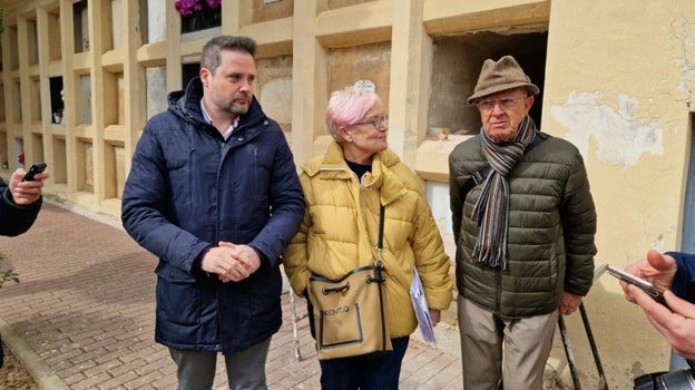 El alcalde de Tudela, Alejandro Toquero, (izda) durante la exhumación