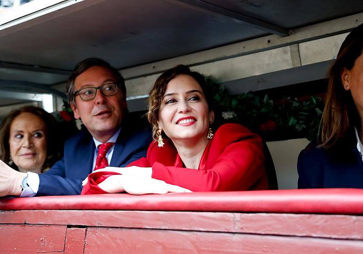 Isabel Díaz Ayuso, en un burladero de Las Ventas