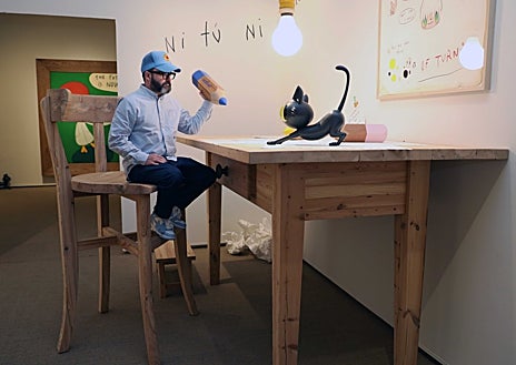 Imagen secundaria 1 - Sobre estas líneas, el artista 'juega' con sus piezas en una de sus instalaciones. A la derecha, en el estudio moviendo las obras. Arriba, detalle de la intervención mural en el Palacio Episcopal, sede de Unicaja