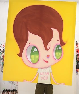 Imagen secundaria 2 - Sobre estas líneas, una joven contempla la versión de Calleja de Mickey Mouse. A la derecha, el artista traslada uno de sus cuadros. Arriba, Calleja entre dos de sus obras, una pintura y una escultura, en el Centro Cultural Fundación Unicaja