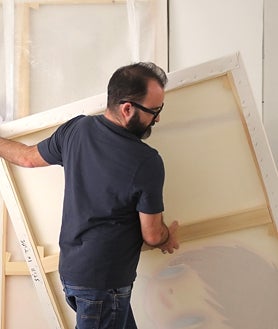 Imagen secundaria 2 - Sobre estas líneas, el artista 'juega' con sus piezas en una de sus instalaciones. A la derecha, en el estudio moviendo las obras. Arriba, detalle de la intervención mural en el Palacio Episcopal, sede de Unicaja
