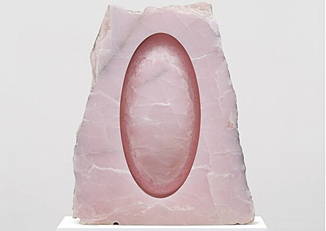 Imagen secundaria 1 - Arriba, 'Autorretrato con paleta', de Chagall (25 millones). Sobre estas líneas, a la izquierda, obra de Anish Kapoor en ónix rosa. A la derecha, lámpara en negro de Ai Weiwei 