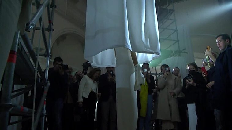 Leandro Cano presenta su colección nupcial 'Silencio Blanco' "con diez vestidos icónicos"