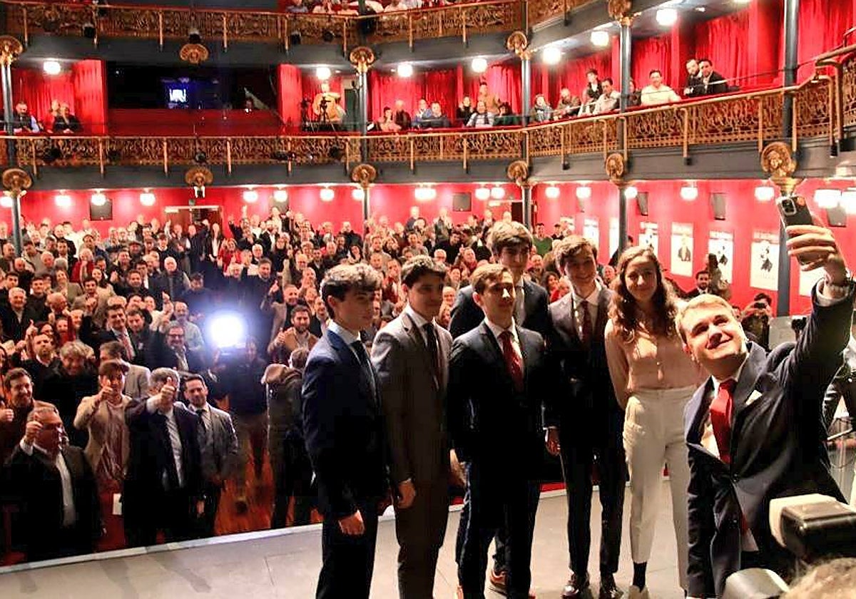 Sergio Moreno hace un selfie durante la gala en el teatro Zorrilla de Valladolid