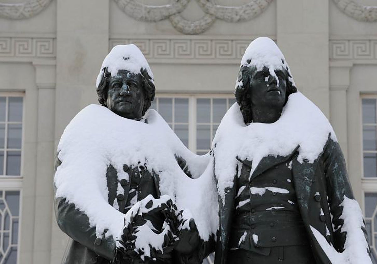 Estatuas nevadas de Goethe y Schiller en Weimar