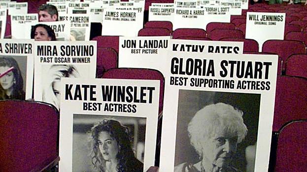 Ensayo previo a la gala de los Oscar de 1998 con los carteles de los nominados