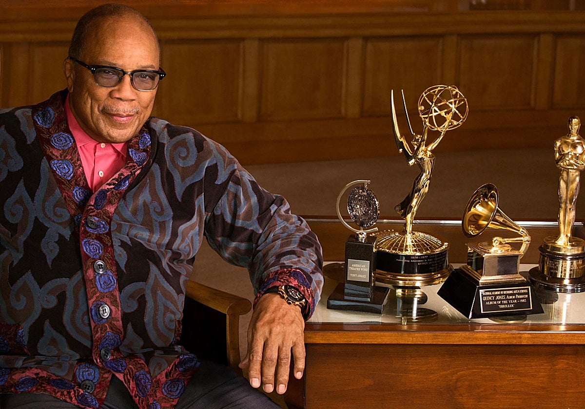 Quincy Jones exhibiendo algunos de sus trofeos más preciados