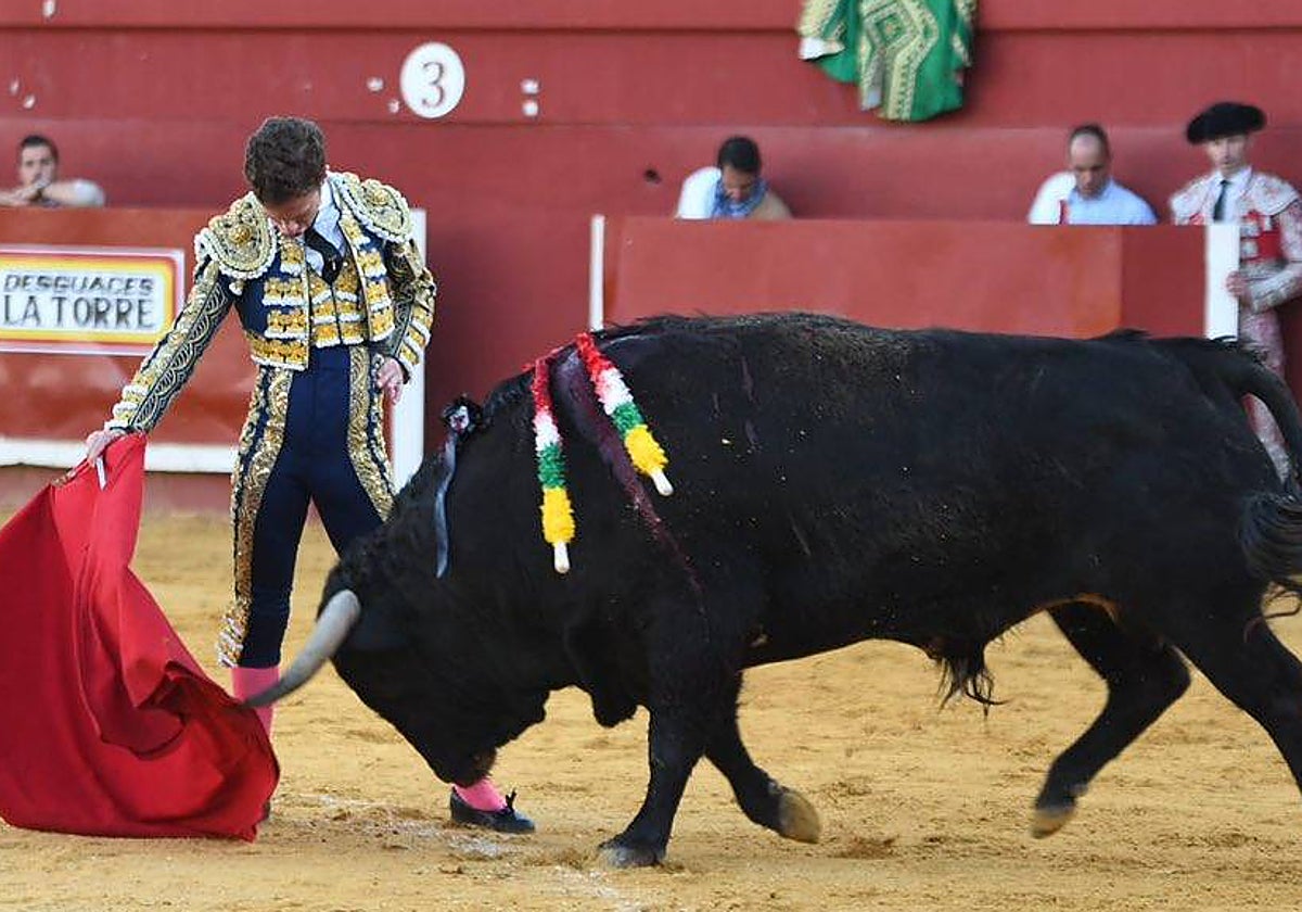 Calerito compone un muletazo con el tercero