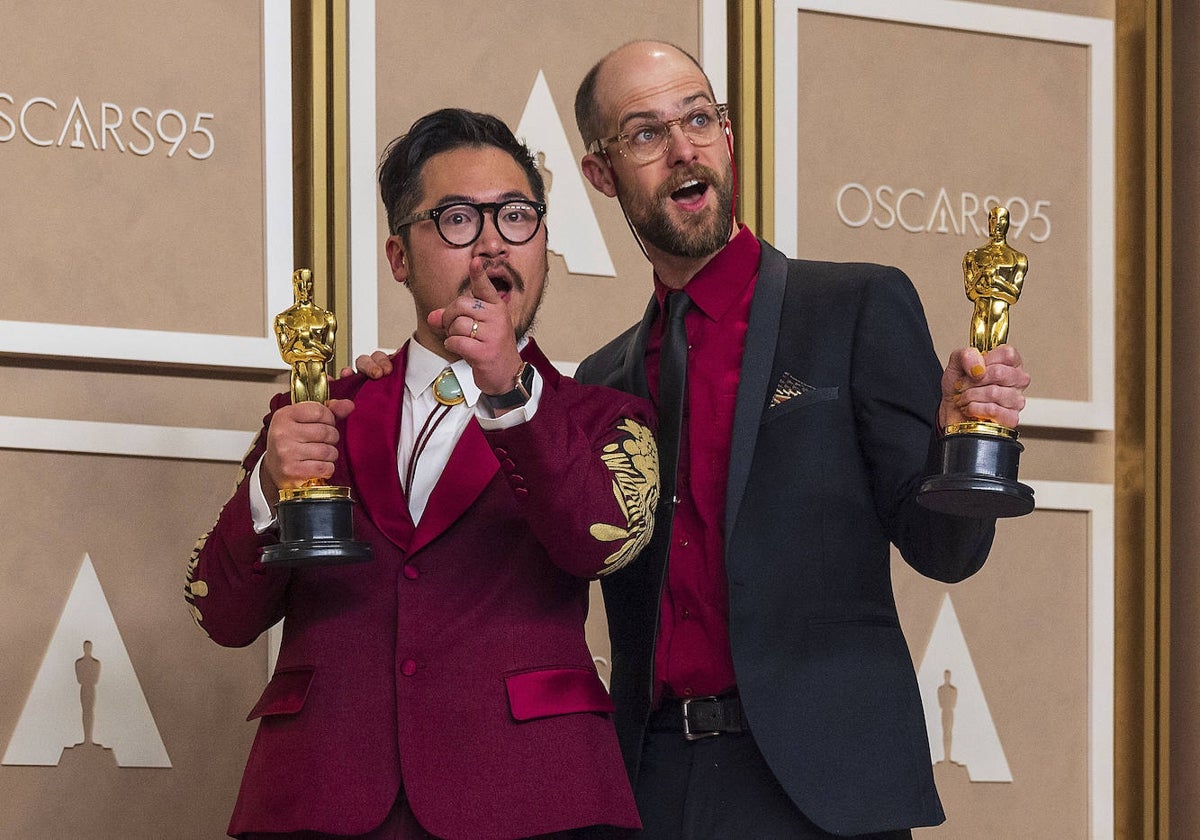 Daniel Kwan y Daniel Scheinert posan con sus premios Oscar