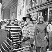 Joana Biarnés, corte al bies en la Sala Canal de Isabel II