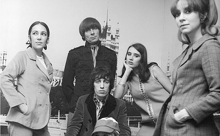 Imagen principal - Sobre estas líneas, maniquí con un traje de papel realizado con hojas del diario 'Pueblo'. A la derecha, Karina, con su atuendo para Eurovisión. Arriba, El productor y músico Glyn Johns y Bill Wyman, de los Rolling Stones, con modelos vestidas por el diseñador Juanjo Rocafort