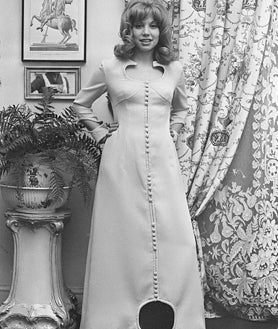 Imagen secundaria 2 - Sobre estas líneas, maniquí con un traje de papel realizado con hojas del diario 'Pueblo'. A la derecha, Karina, con su atuendo para Eurovisión. Arriba, El productor y músico Glyn Johns y Bill Wyman, de los Rolling Stones, con modelos vestidas por el diseñador Juanjo Rocafort