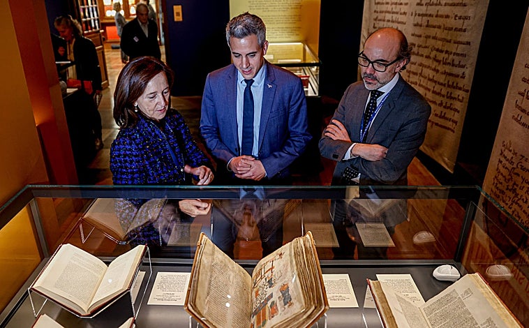 Imagen principal - Arriba, la directora de la BNE, Ana Santos, junto al vicepresidente de Cantabria, Pablo Zuloaga. En la exposición hay 25 piezas, entre ellas una edición facsímil del Beato, como se muestra en la última fotografía