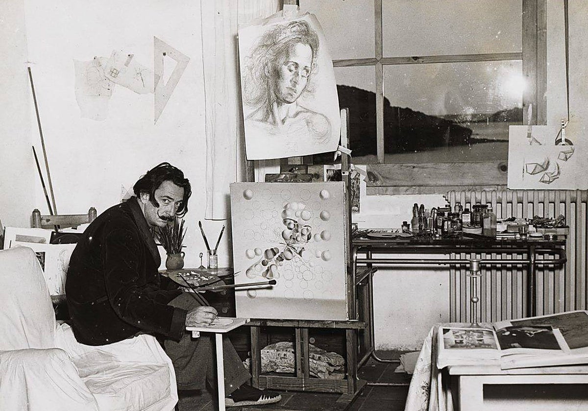 Salvador Dalí pintando 'Galatea de las esferas' en el taller de Portlligat