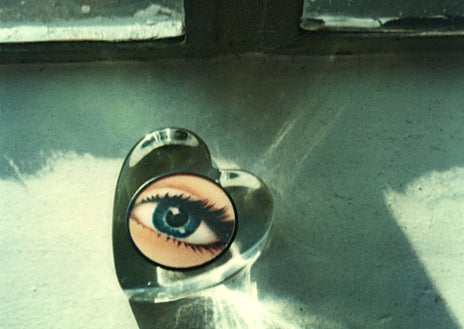 Imagen secundaria 1 - Arriba, Andy Warhol por Oliviero Toscani en 1974. Sobre estas líneas, aportaciones de André Kertész ('