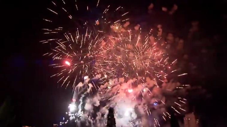 Los fuegos artificiales conquistan el cielo de Valencia en la Nit del Foc