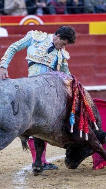 La zurda de Luque con el toro de Victorino