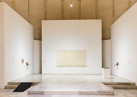 Imagen secundaria 1 - Arriba, 'Amanecer para el sarcófago de la quinta dinastía del Museo Británico procedente de Guiza'. Sobre estas líneas, uno de los dibujos con esporas de la creadora y la instalación, con la humedad del centro, 'Señal predictiva'