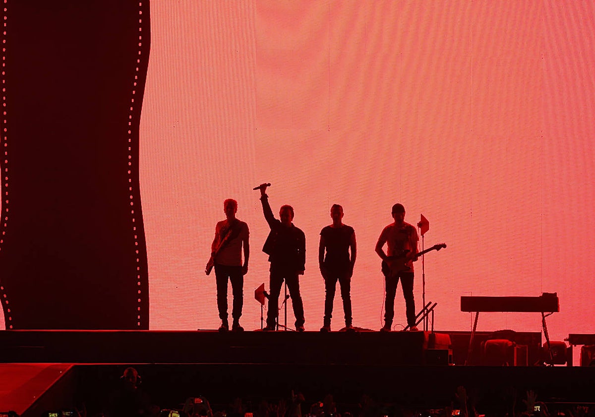 U2, durante una de sus últimas actuaciones en el Estadio Olímpico de Barcelona