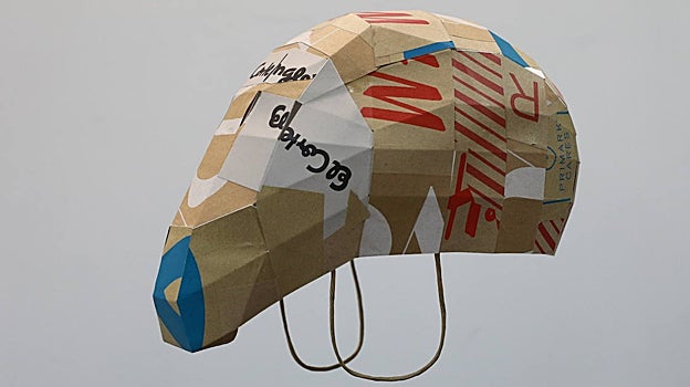 Máscara realizada con las bolsas de El Corte Inglés, Zara, H&M y Primark (2022)