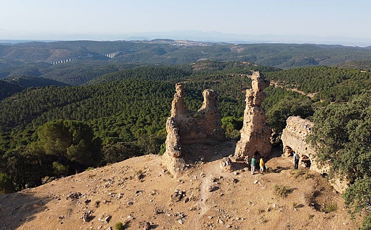 Imagen principal - Las excavaciones en Castro Ferral han revelado que esta fortificación es un verdadero castillo