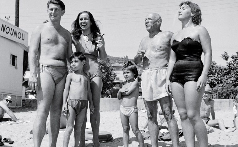 Imagen principal - Arriba, Paulo, Claude, Françoise Gilot, Paloma, Pablo y Maya en la Costa Azul. Sobre estas líneas, el pintor con Dora Maar y retrato de Marie-Therese Walter