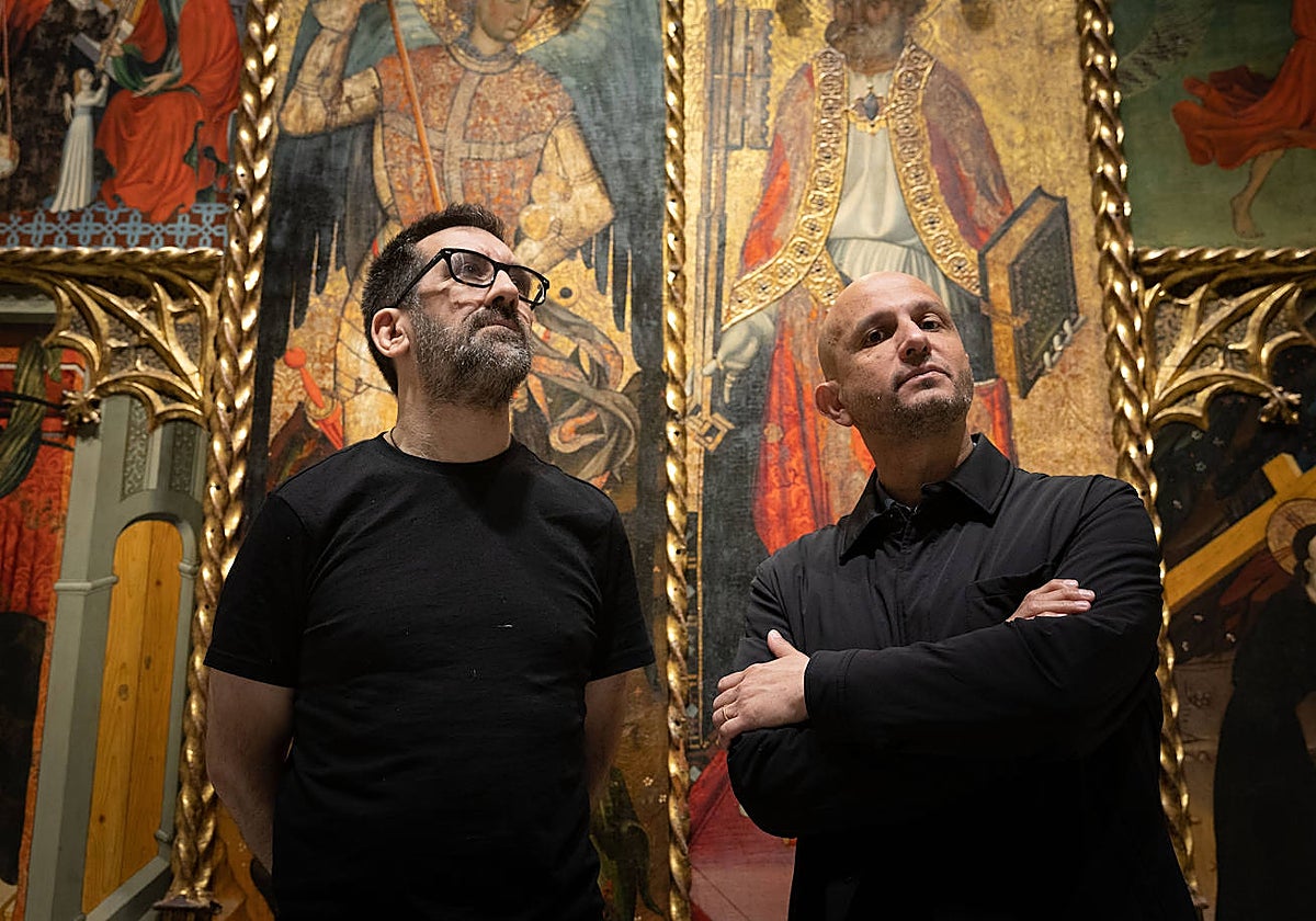 Sagar y Jorge Carrión, fotografiados frente a un retablo gótico del MNAC