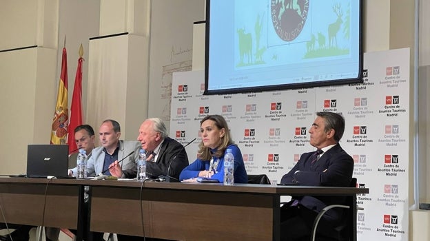 Jesús María Fernández, Javier Tarín, François Zumbiehl, Beatriz Badorrey y Victorino Martín, durante el coloquio en la sala Bienvenida de Las Ventas