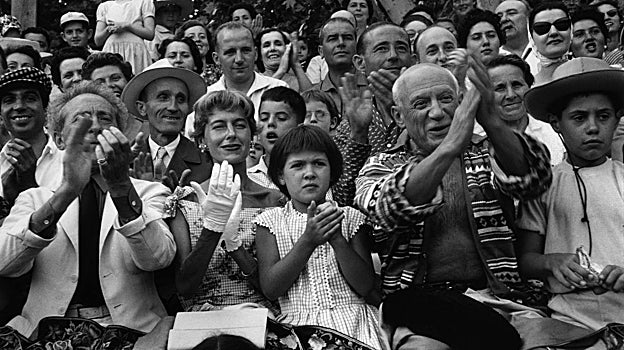 Picasso, con sus hijos y Jean Cocteau, en una corrida de toros en Vallauris