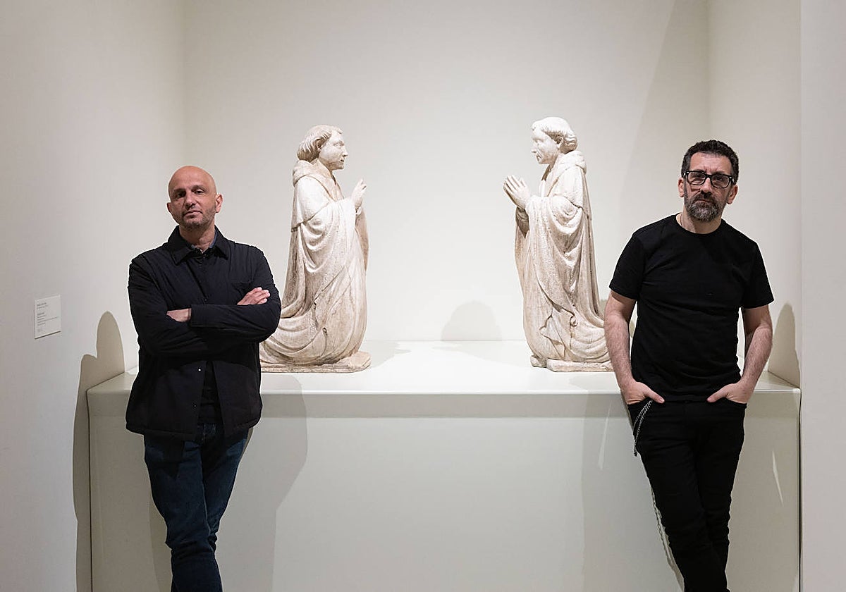 Jorge Carrión y Sagar posan en una de las salas de arte Gótico del MNAC