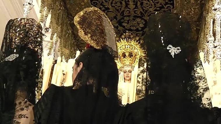 Un grupo de modelos reivindican la mantilla como elemento indispensable para la Semana Santa