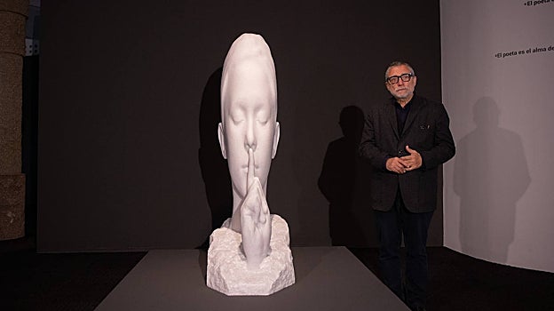 Jaume Plensa, junto a una de sus obras