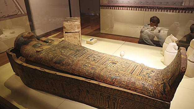 Sarcófago que alberga la que fue conocida como la momia falsa