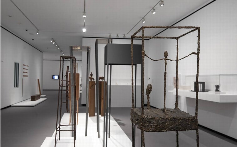 Imagen principal - Arriba, esculturas presentes en la exposición. En primer plano, 'La jaula', de Giacometti. Abajo, a la izquierda, 'Mundo perdido', de Anne y Patrick Poirier. A la derecha, maquetas en el vestíbulo de la Fundación Juan March