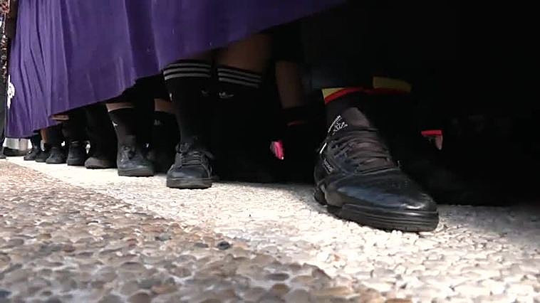 Sevilla se echa a la calle con las primeras procesiones del Viernes de Dolores